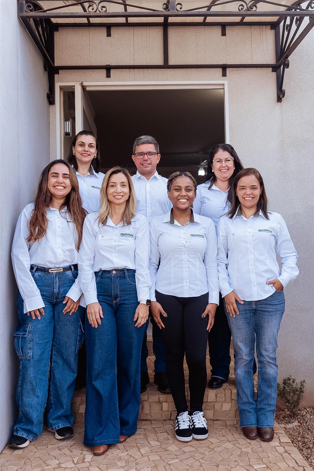 Equipe da Barin em frente ao escritório em Barretos/SP