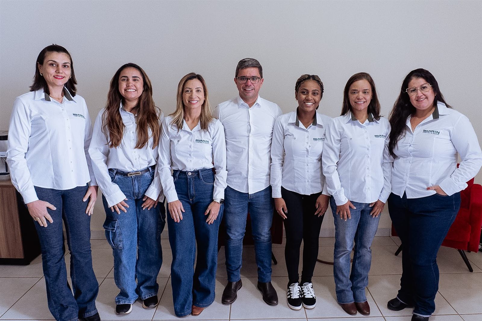 Equipe completa da Barin Corretora de Seguros reunida no escritório